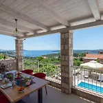 Sunny Oasis - Family Fun *
