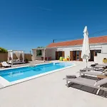 Sunny Oasis - Family Fun Orašac