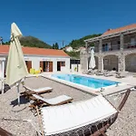 Sunny Oasis - Family Fun * Orašac