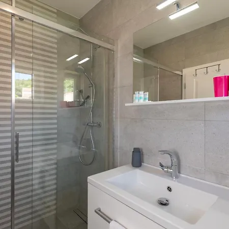 Sunny Oasis - Family Fun Holiday home