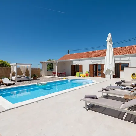 Sunny Oasis - Family Fun Orasac