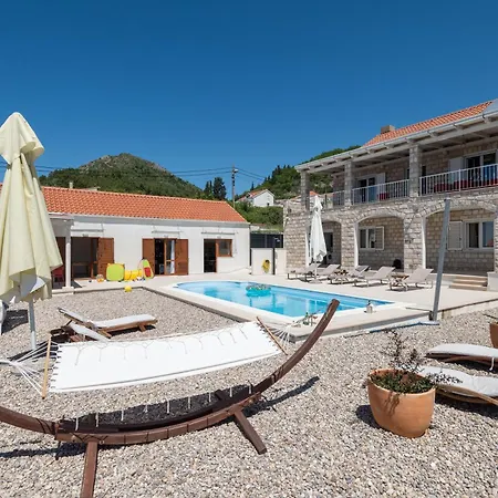 Sunny Oasis - Family Fun Holiday home