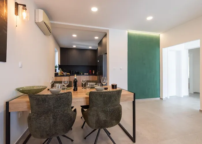 Sunny Oasis - Family Fun *