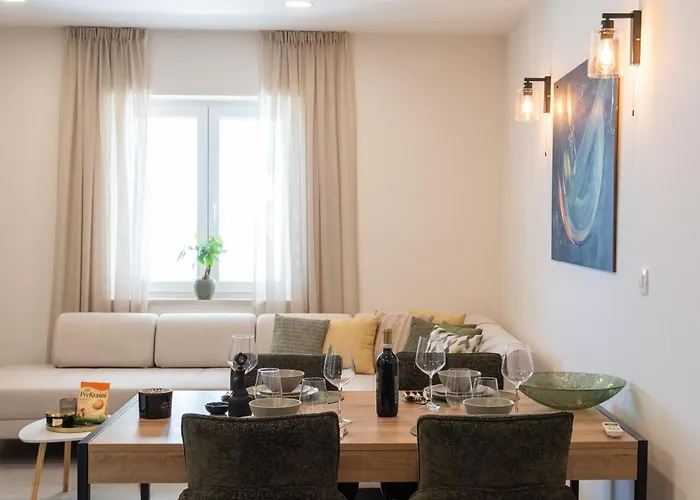 Sunny Oasis - Family Fun *