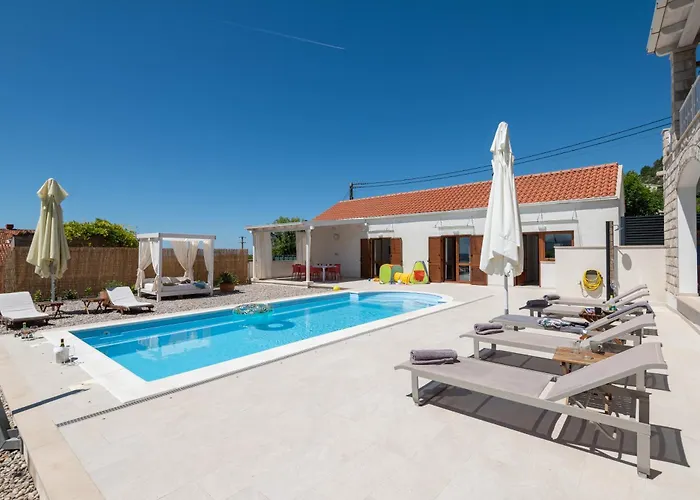 Sunny Oasis - Family Fun אורסאץ