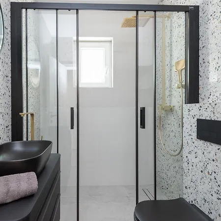 Sunny Oasis - Family Fun *