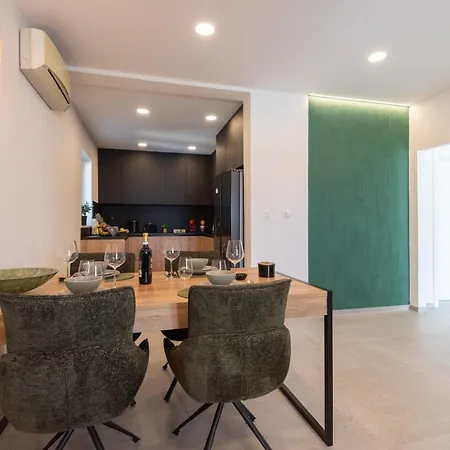 Sunny Oasis - Family Fun *