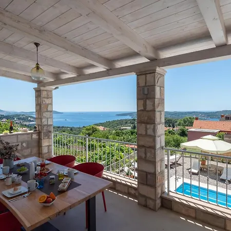 Sunny Oasis - Family Fun *