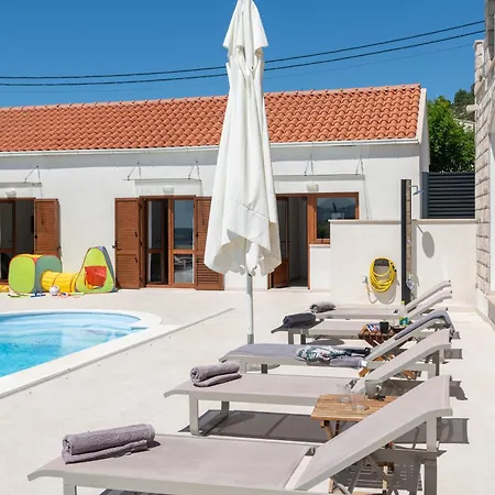 Sunny Oasis - Family Fun Tatil Evi