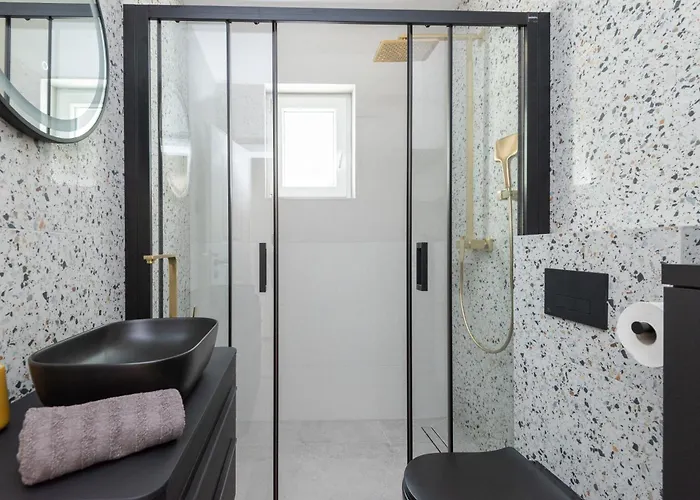 Sunny Oasis - Family Fun *