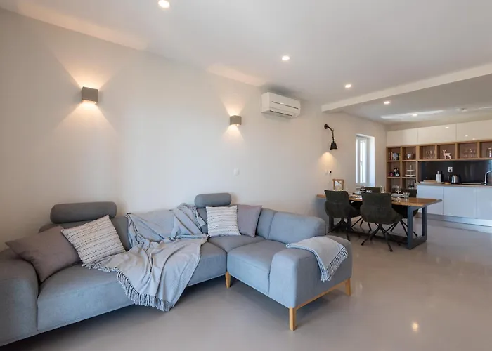 Sunny Oasis - Family Fun