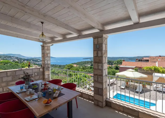 Sunny Oasis - Family Fun *