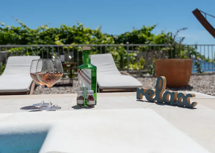 Sunny Oasis - Family Fun *