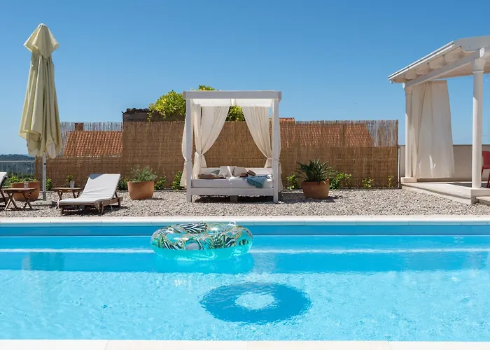 Sunny Oasis - Family Fun *