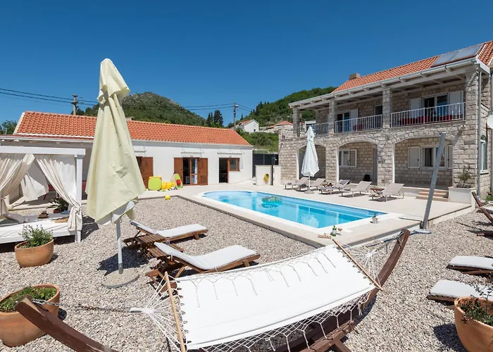 Sunny Oasis - Family Fun * Orašac